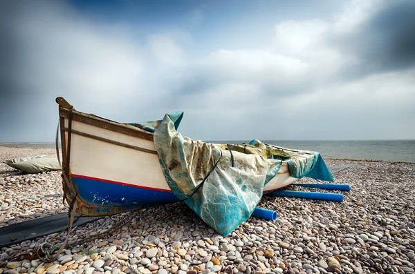 Barco de pesca na praia em Budleigh Salterton — Fotografia de Stock