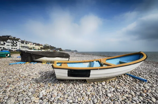 Båtar på strand, budleigh salterton — Stockfoto