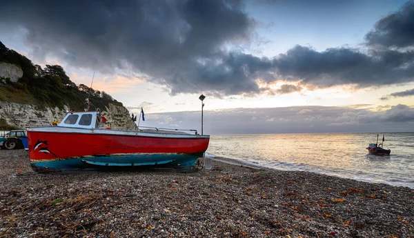 Barcos de pesca na praia em Cerveja em Devon — Fotografia de Stock