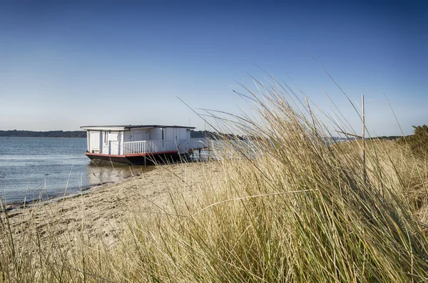Oude huis boot op het strand — Stockfoto