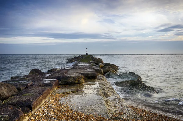 Havet groyne på hengistbury huvud i dorset — Stockfoto