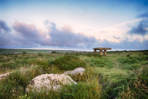 Lanyon quoit poblíž madron na konec poloostrova pozemky v Cornwallu — Stock fotografie
