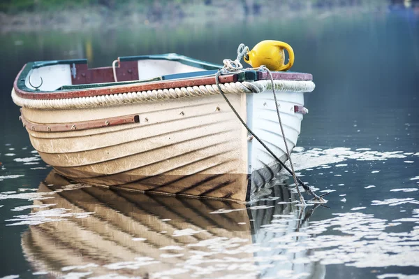 Швартованная лодка — стоковое фото