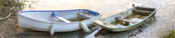 Boote am Ufer des Flusses — Stockfoto