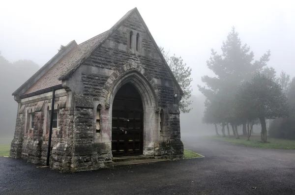 Туманное кладбище — стоковое фото