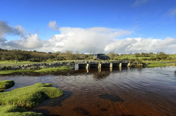 Puente de granito Clapper en el páramo Bodmin en Cornwall — Foto de Stock