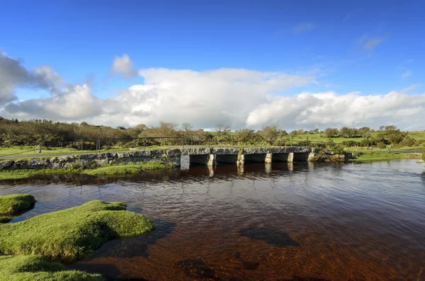 Granitklapperbrücke auf Bodminer Moor in Kornmauer — Stockfoto