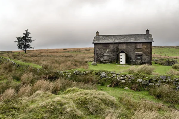 Fazenda abandonada em um dia tempestuoso em Dartmoor — Fotografia de Stock