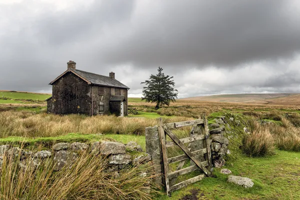 Verlaten boerderij op een stormachtige dag in dartmoor — Stockfoto