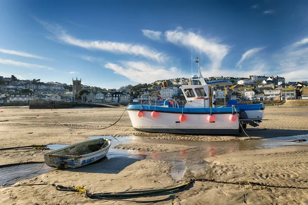 Лодки на пляже — стоковое фото