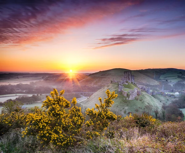 Salida del sol en el castillo de Corfe — Foto de Stock