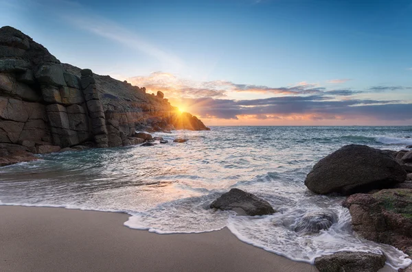 Hermoso amanecer sobre una cala de arena —  Fotos de Stock