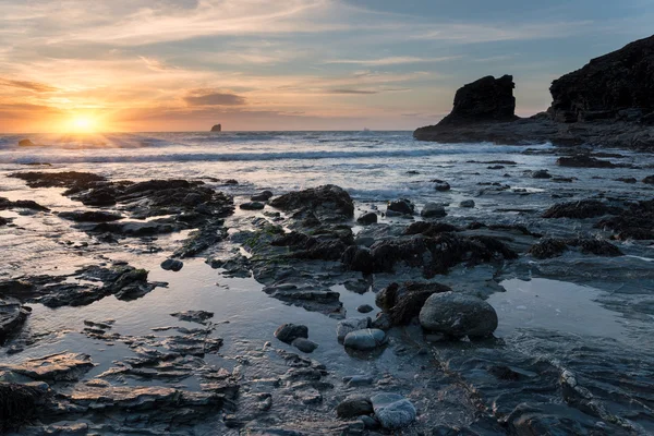 Gün batımında kayalık bir koy — Stok fotoğraf