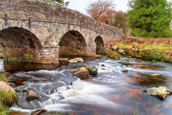 Łukowy Most Przecinający East Dart River Postbridge Parku Narodowym Dartmoor — Zdjęcie stockowe