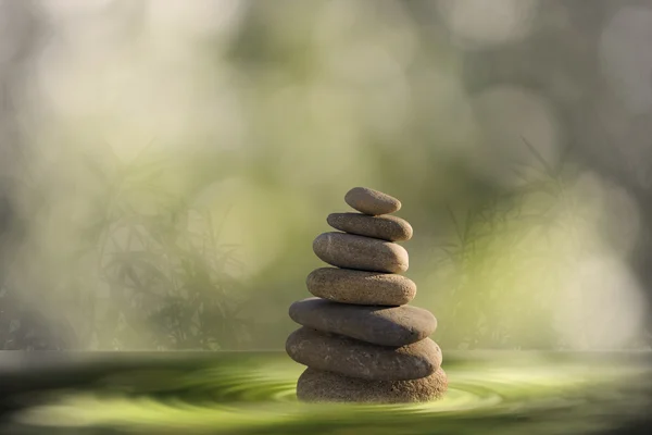 Zen-Steine in gekräuseltem Wasser mit abstraktem Hintergrund — Stockfoto