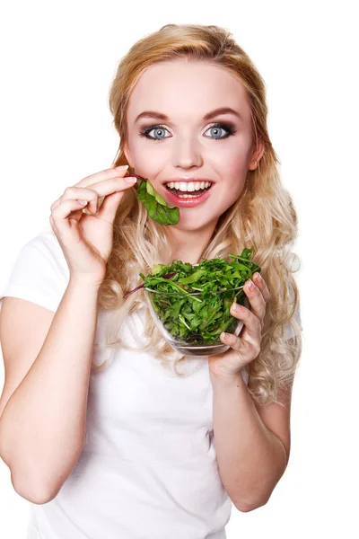Retrato de una joven hermosa mujer comiendo ensalada fresca verde — Foto de Stock
