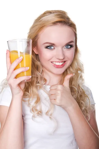 Feliz hermosa mujer sosteniendo vasos con jugo de naranja fresco — Foto de Stock