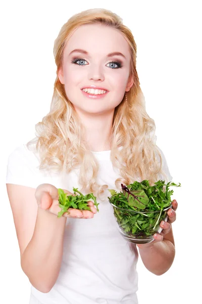 Retrato de una joven hermosa mujer comiendo ensalada fresca verde —  Fotos de Stock