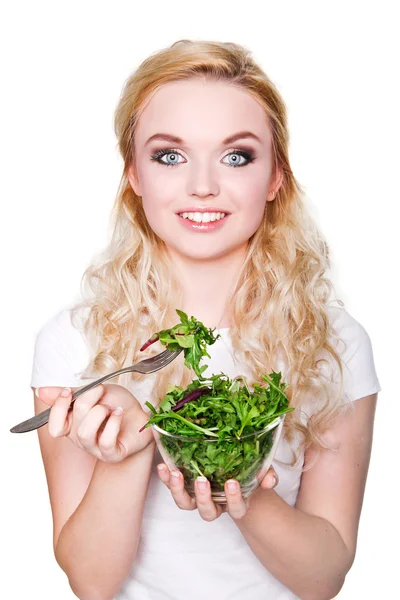 हिरव्या ताजे सॅलड खात असलेल्या तरुण सुंदर महिलाचे पोर्ट्रेट — स्टॉक फोटो, इमेज