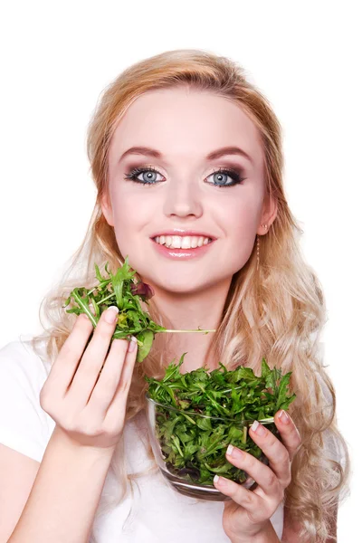 Retrato de una joven hermosa mujer comiendo ensalada fresca verde — Foto de Stock