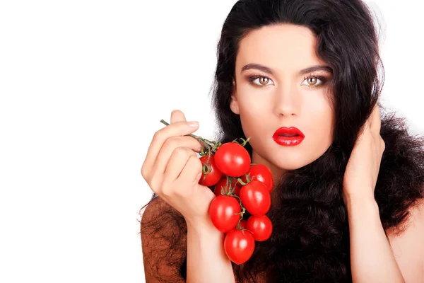 Carino giovane donna con mazzo di pomodorini ciliegia — Foto Stock