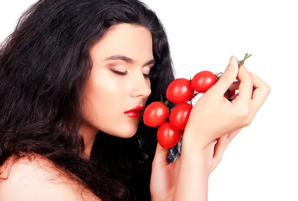 Linda mujer joven con racimo de tomates Cherry — Foto de Stock