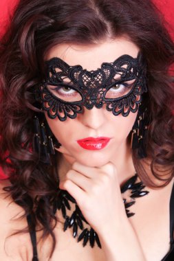 siyah dantel maskeyi gözleri üzerine ile güzel bir kadın. kırmızı seksi dudak