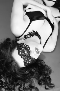 siyah dantel maskeyi gözleri üzerine ile güzel bir kadın. kırmızı seksi dudak