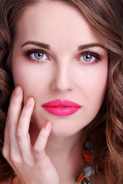 Nahaufnahme Porträt einer jungen schönen Frau mit rosa sinnlicher Lippe — Stockfoto