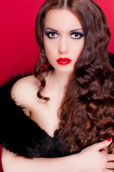 Beautiful Woman with fur. Red Sexy Lips. Manicure and Makeup. Pa — Stock Photo, Image