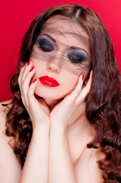 Hermosa mujer con máscara de encaje negro sobre sus ojos. Rojo sexy labio —  Fotos de Stock