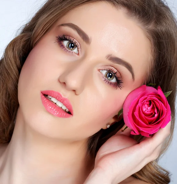 Close-up portrait of young beautiful girl with gorgeous pink ros — Stock Photo, Image