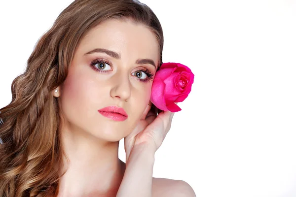 Porträtt av ung vacker snygg kvinna med vackra rosa ros — Stockfoto