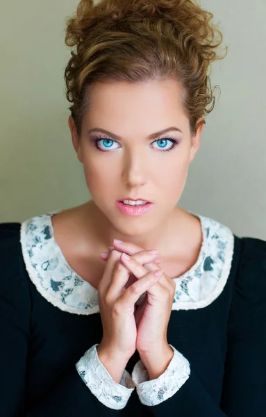 güzel kadınsı artı boyutu olan kıvırcık kadın portresi