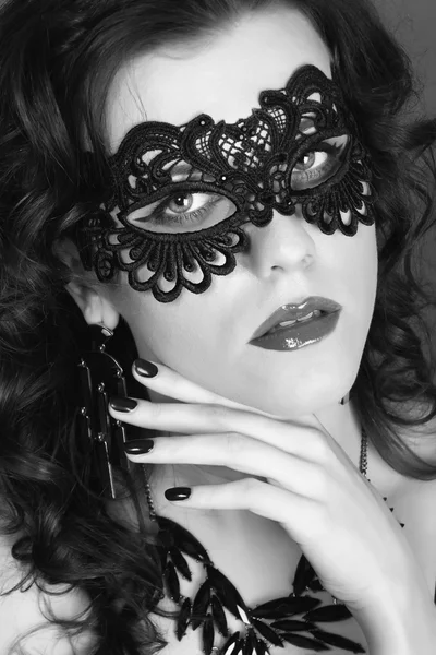 Piękna kobieta z czarnej koronki maska na oczy. czerwone wargi sexy — Zdjęcie stockowe