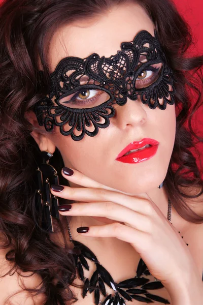 Vacker kvinna med svart spets mask över hennes ögon. röda sexiga läpp — Stockfoto