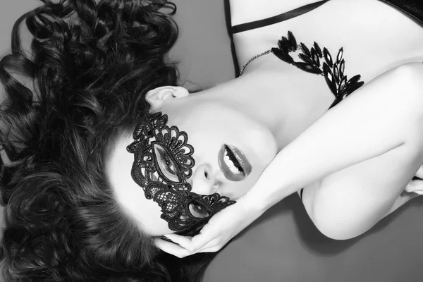 Beautiful Woman with Black Lace mask over her Eyes. Red Sexy Lip — Stock Photo, Image