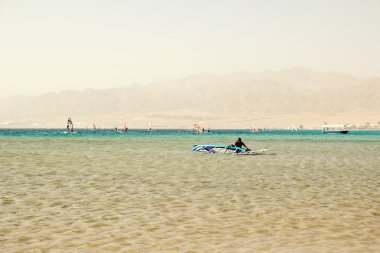 Windsurfer's yarışta blue lagoon, dahab, Mısır