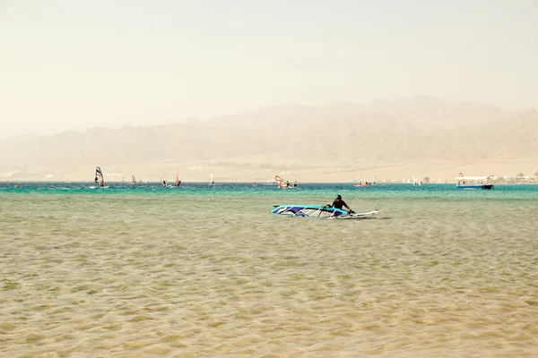 Windsurfen in RAS in het blauwe lagune, dahab, Egypte — Stockfoto