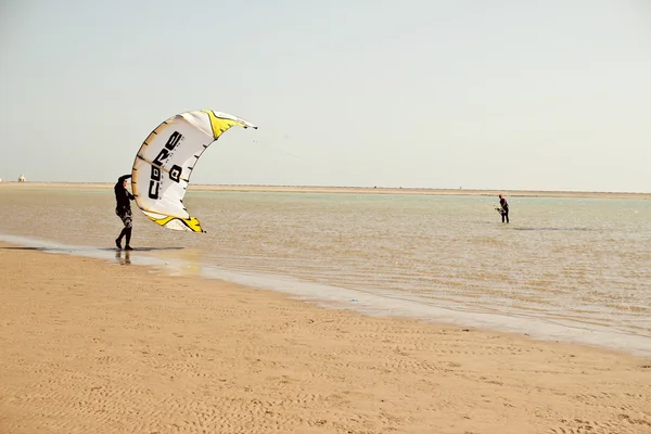 Kite surfer na plaży w dahab, Egipt — Zdjęcie stockowe