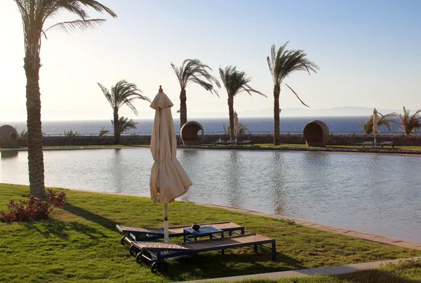 Área do hotel com piscina perto do mar em Dahab, Egito — Fotografia de Stock