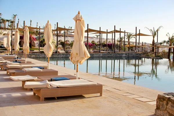 Rekreační oblast s bazénem v luxusní hotel, dahab, egyp — Stock fotografie