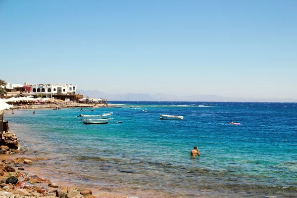 Laguna costera del Mar Rojo cerca de la ciudad Dahab — Foto de Stock