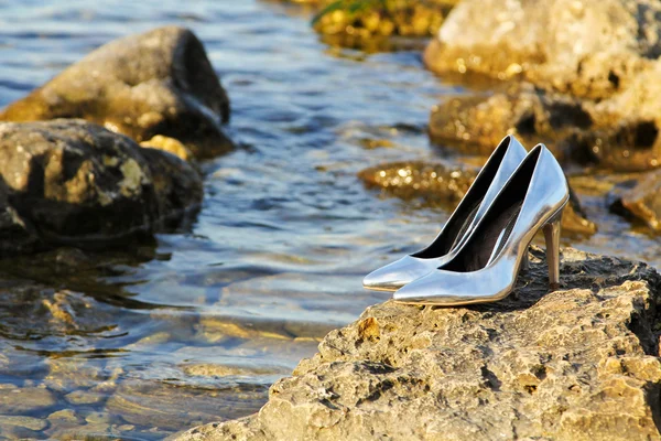 Zilveren hoge hak schoenen — Stockfoto