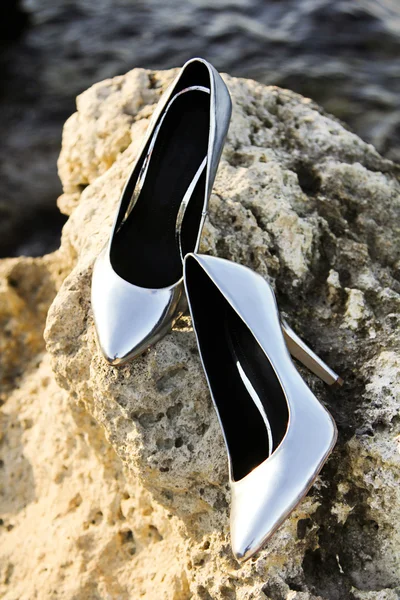 Zilveren hoge hak schoenen — Stockfoto
