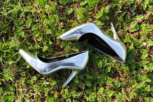 Zapatos de tacón alto plateado —  Fotos de Stock
