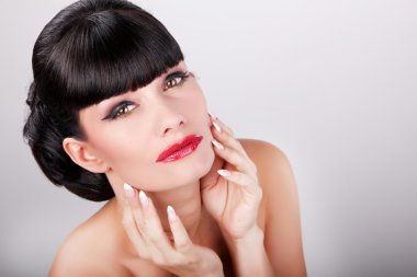 Kırmızı dudaklı kadın
