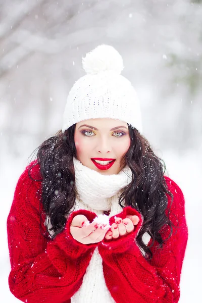 Kvinna med snö i händer — Stockfoto