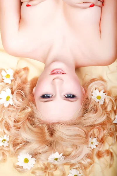 Mujer con flores blancas en el pelo —  Fotos de Stock