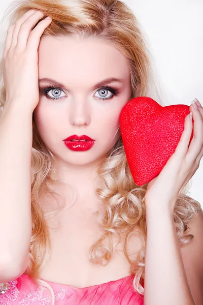 Gadis dengan hati Valentine — Stok Foto